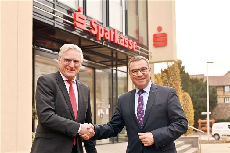 Erster Kreisbeigeordneter Horst Gies MdL (r.) gratuliert Dieter Zimmermann (l.), Vorstandsvorsitzender der Kreissparkasse Ahrweiler, zum neuen Amt als Landesobmann. Foto: Kreissparkasse Ahrweiler