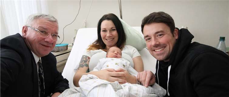 Erster Schängel 2016: Die kleine Elise mit ihren Eltern Elisabeth Kietzke und Robert Guzik, sowie dem Gratulanten Oberbürgermeister Prof. Dr. Joachim Hofmann-Göttig.Privat