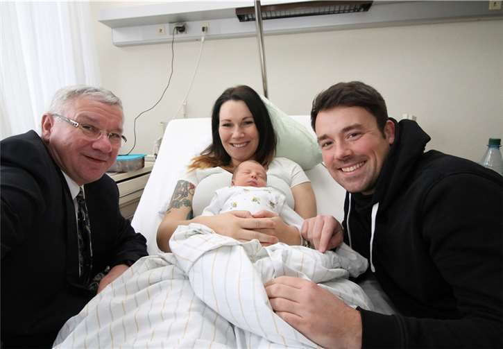 Erster Schängel 2016: die kleine Elise mit ihren Eltern Elisabeth Kietzke und Robert Guzik, sowie dem Gratulanten Oberbürgermeister Prof. Dr. Joachim Hofmann-Göttig.Stadt Koblenz