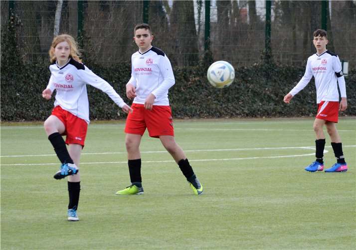 Erster Sieg im dritten Spiel. Manon Ölschläger (links), Joshua Bouhlou und Eogen Gashi von der C 2Jugend hielten beim 1:0 Sieg gegen JFV Zissen die Null.privat