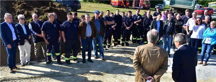 Erster Spatenstich für das neue Feuerwehrgerätehaus der zusammengeschlossenen Wehren aus Oberraden und Straßenhaus: Aus der gesamten Verbandsgemeinde waren Kommunalpolitiker und Feuerwehrvertreter zum Oberradener Stock gekommen, um das Ereignis gebührend zu feiern.  HEP
