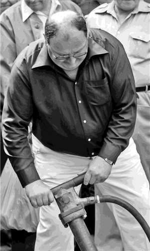 Erster Spatenstich mit Unterstützung eines Presslufthammers durch den damaligen Bürgermeister Helmuth Günter.