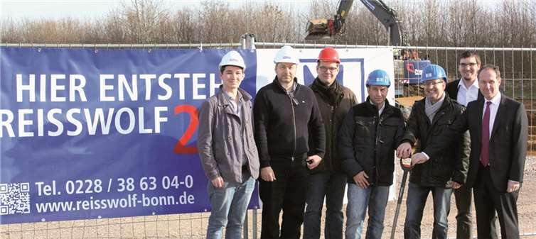 Erster Spatenstich mit den beiden Reisswolf-Geschäftsführern Martin Dinier und Stefan Jerger (3. und 4. v. r.). und unter anderem Wachtbergs beigeordnetem Jörg Ostermann und Wirtschaftsförderer Jens Forstner (1. beziehungsweise 2. v. r).Gemeinde Wachtberg
