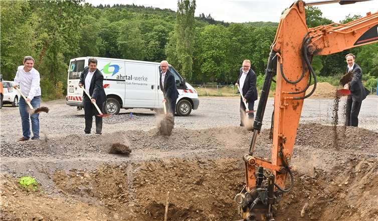 Erster Spatenstich zum Bau des neuen Kraftwerkes in der Kreuzstraße. Christophe Vianden, Thomas Hoppenz, Bürgermeister Guido Orthen, Landrat Dr. Jürgen Pföhler und Dominik Neswadba (v.l.) Foto: Hans-Jürgen Vollrath