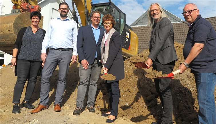 Erster Spatenstich zur Umgestaltung des Vorplatzes Henseler Hof – (v.l.) Jeannette Herrmann, Christian Pohl, Beigeordneter Swen Christian, Bürgermeisterin Renate Offergeld, Raimund Mirgeler und Andreas Wollmann.Gemeinde Wachtberg/mm