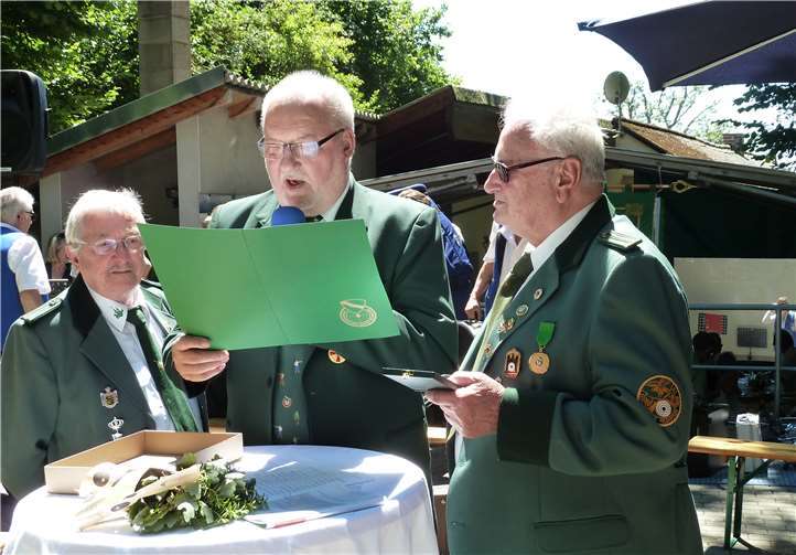 Erster Vorsitzender Erwin Jakobs, Protektor Dittmar Gerwin und Siegfried Schäfer.Joachim Düngen
