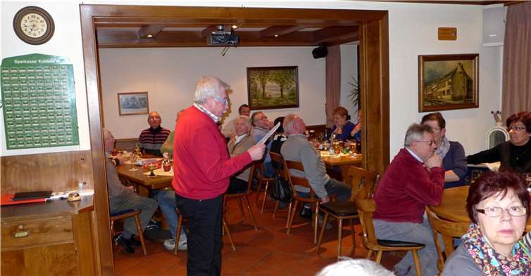 Erster Vorsitzender Hans-Lorenz Becher beim Jahresrückblick.