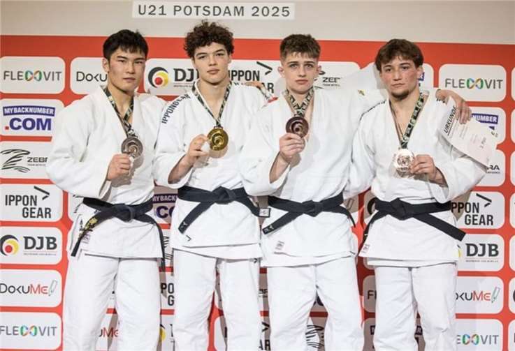 Erster von rechts: Nouri Günther bei der Siegerehrung.Foto: privat