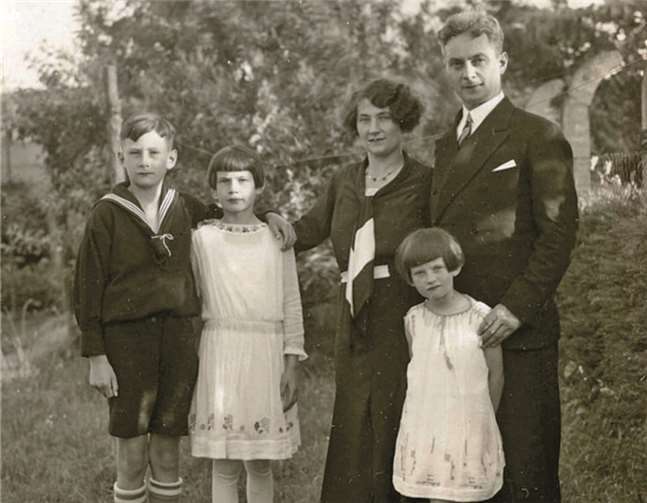 Erstes Lehrerkollegium: Der Schulleiter (vorne Mitte) und sein junges Kollegium. Repro: HG