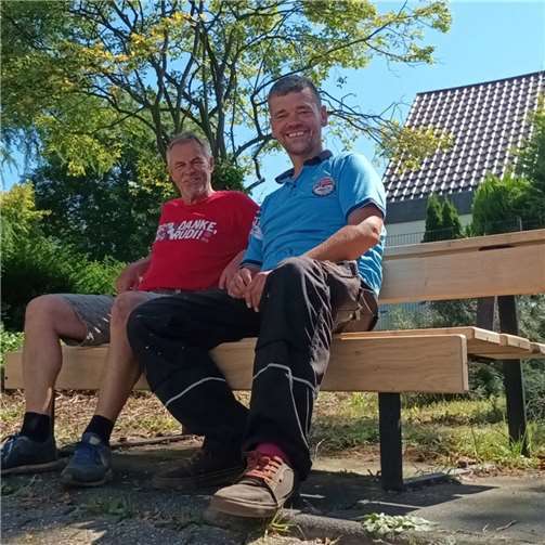 Erstes „Probesitzen“ auf einer der Bänke nach getaner Arbeit (v.l.) Norbert Gierenz und Daniel Südhof.  Foto: privat