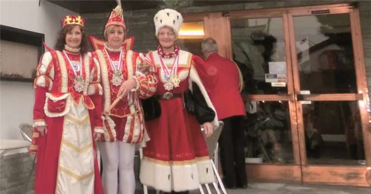 Erstes Rheinbacher Damen-Dreigestirn in seinem Hauptquartier.