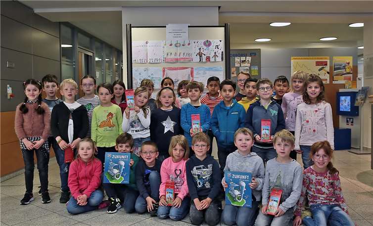 Erstklässler der Grundschule Adenau freuen sich über ihre selbstgemalten Bilder, die im Rahmen des Volksbankwettbewerbs „jugend creativ“ entstanden sind und jetzt in der Filiale Adenau der Volksbank RheinAhrEifel ausgestellt werden.Foto: Werner Dreschers