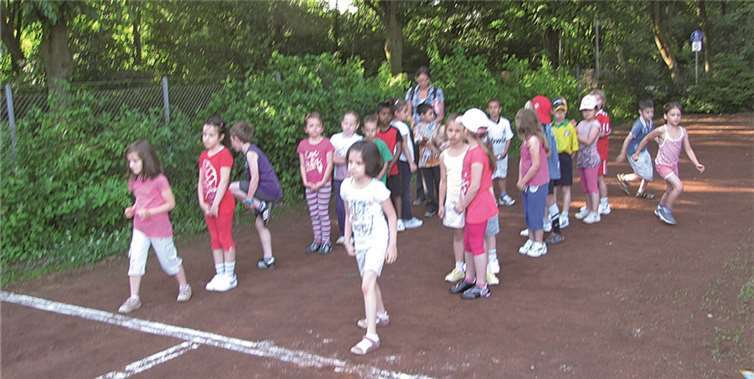 Erstklässler starteten auf dem Sportplatz.Privat