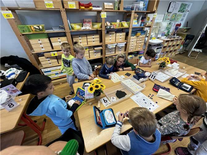 Erstklässler und zukünftige Schulanfänger erforschten gemeinsam den Laut und Buchstaben M/m - beeindruckend, wie motiviert und eigenständig die Kinder arbeiteten. Foto: privat