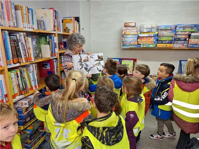 Erstklässler waren auf Exkursion in der katholischen Bücherei. Foto: Fr. Winzen