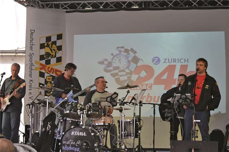 Erstklassige Coversongs servierte „Skybagg“ im DSK-Zelt.