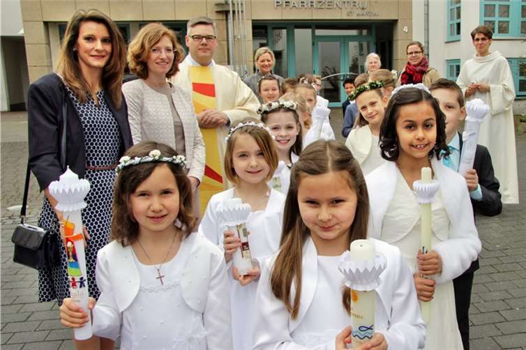Erstkommunion in Rheinbach. Vom Lindenplatz aus zogen die Kommunionskinder in die Pfarrkirche St. Martin ein.Stein