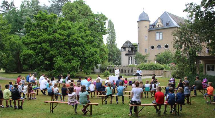 Erstmalig erlebten die Namedyer Erstklässler und ihre Eltern einen Einschulungsgottesdienst im Schlossgarten der Burg Namedy.Foto: Dr. Ulrich Blang