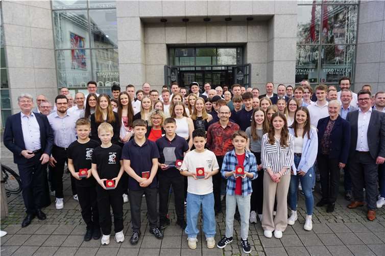 Erstmalig hatte die Stadt Neuwied den Nachwuchs und die Erwachsenen zu einer gemeinsamen Sportlerehrung eingeladen. Foto: FF