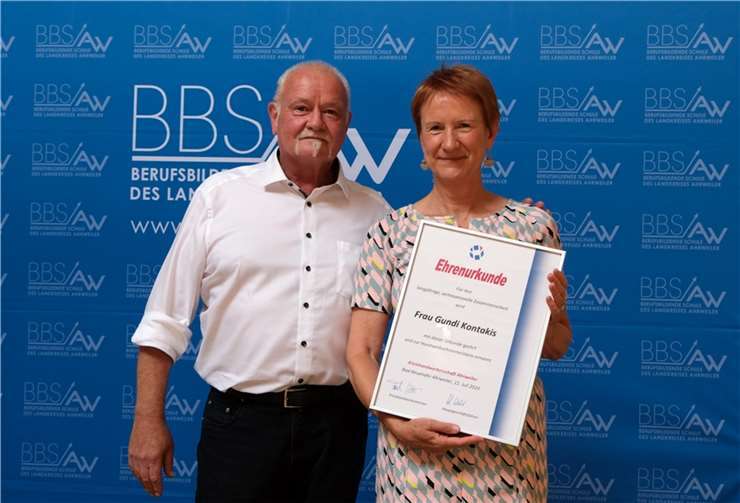 Erstmalig in Deutschland wurde Gundi Kontakis im Rahmen der Verabschiedungsfeier von Kreishandwerksmeister Frank Wershofen zur Ehren-Handwerksmeisterin ernannt. Foto: BBS