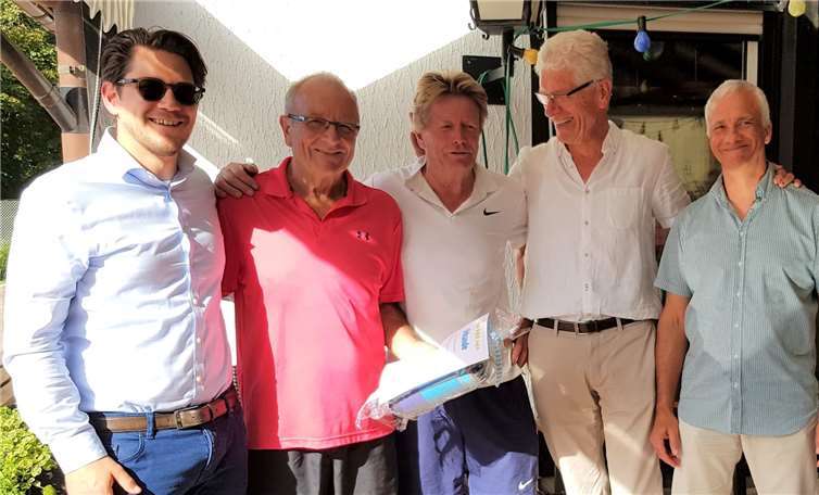 Erstmalig wurde die Konkurrenz Herren 70 eingeführt: Hauptsponsor „Raiba“ Marcel Richter, Stadtmeister H 70 K. Gunter v. Kajdacsy, Vize-Stadtmeister Herbert Schiffer, Tk-Vorsitzender Wolf-Ullrich Scherhag und Turnierleiter Dirk Melchior (v.l.).