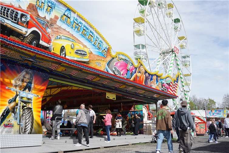 Erstmalig zählte ein Riesenrad zu den Attraktionen der Neuwieder Osterkirmes. Fotos: FF