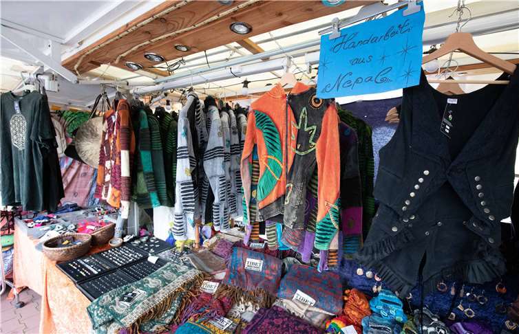 Erstmals dabei waren Handarbeiten aus Nepal.