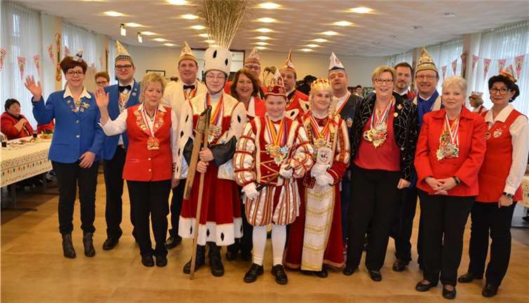 Erstmals empfing Bürgermeisterin Petra Kalkbrenner (4. v.re.) die Swisttaler Jeckenschar mit dem Kinder-Dreigestirn aus Ollheim (Mitte).Weigert
