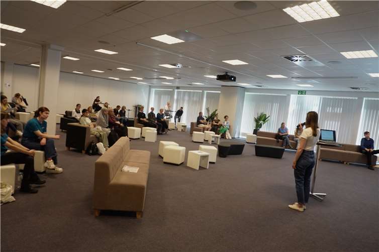 Erstmals gab es eine „Speaker Stage“, um sich in lockerer Atmosphäre über einzelne Berufe und Unternehmen zu informieren.