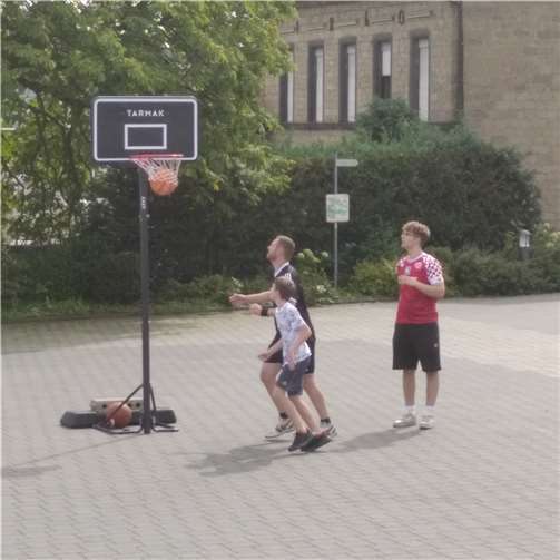 Erstmals gab es einen Basketballkorb auf dem Gemeindeplatz.  Fotos: privat