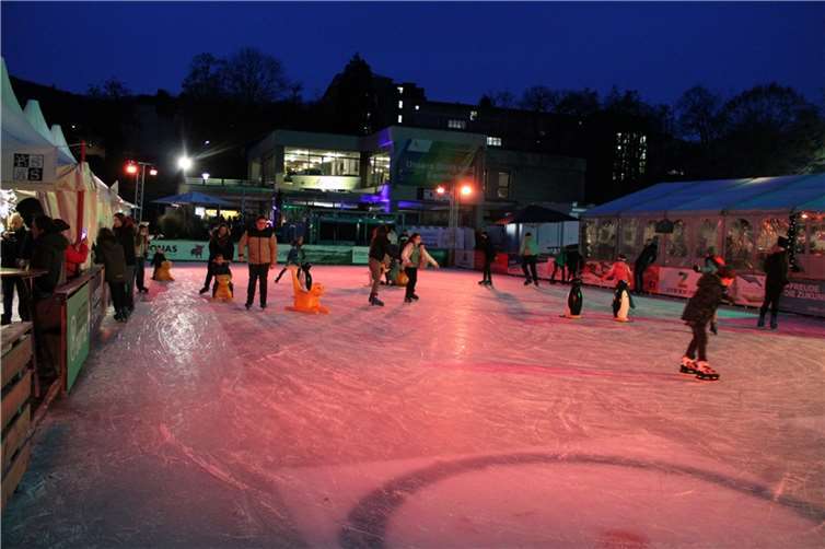 Erstmals gibt es bei den Uferlichtern auch eine Eisbahn. Foto: DU