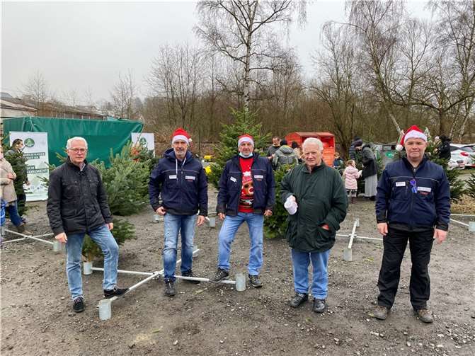 Erstmals in Raubach auf dem Festplatz fand die traditionelle Familienweihnacht statt, zu der sich auch Verbandsgemeinde Bürgermeister Volker Mendel (links) und der erste Beigeordnete der Raubacher Ortsgemeinde Rudolph Kroll (2. v.r.) einfanden.Foto: privat