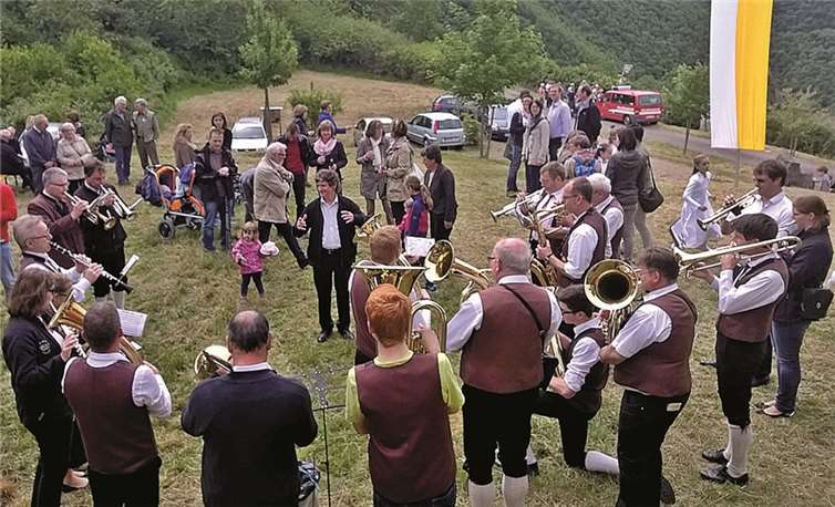 Erstmals leitete Dirigent Helmut Zimmer die Mosella-Musikanten bei der Dreifaltigkeitsprozession und beim Aufspielen auf dem Bleidenberg.privat