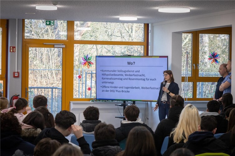 Erstmals schlossen sich in diesem Jahr Mitarbeitende des städtischen Ordnungsamtes und der örtlichen Polizei zusammen, um vor den Karnevalstagen wichtige Präventionsarbeit in den Schulen zu leisten.Foto: Lukas Holling/Stadt Bad Neuenahr