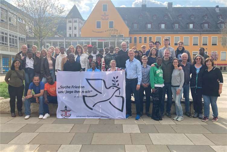 Erstmals seit 12 Jahren war nun eine ruandische Delegation mit 10 SchülerInnen, einer Lehrkraft und dem Schulleiter, Father Jean Bosco, zu Gast am Johnny. Fotos: Johannes-Gymnasium