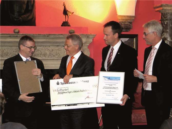 Erstmals verliehen wurden auch Sonderpreise für „Familienfreundlichkeit im Verbund“ für Maßnahmen, die Unternehmen gemeinschaftlich entwickelt haben. Hier die Übergabe der Urkunden und des Preisgeldes an die Vertreter der Volksbank RheinAhrEifel e.G. und der Kreissparkasse Mayen.