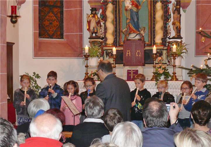 Erstmals wirkten bei der Weihnachtlichen Musik auch Schülerinnen und Schüler der Regenbogenschule in Schalkenbach mit. Sie trugen mit Blockflöten und Glockenspielen zwei Lieder vor. privat