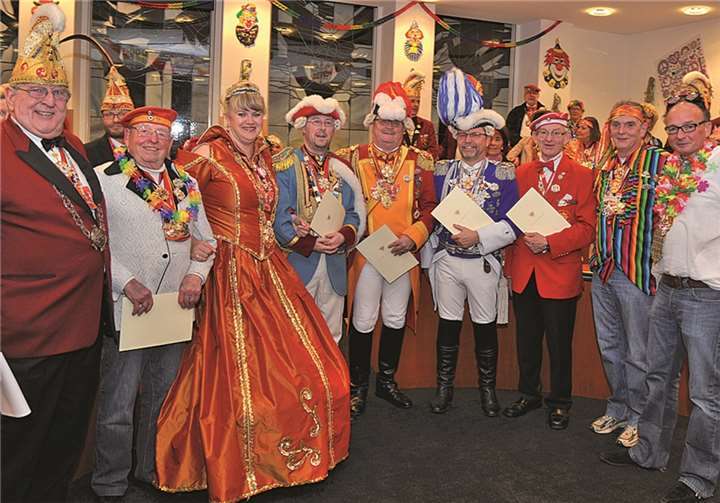 Erstmals wurde die Ehrenspange der Stadt Andernach an hochverdiente Karnevalisten verliehen. Oberbürgermeister Achim Hütten (re.), Bürgermeister Claus Peitz (2.v.r.), Festausschusspräsident Lutz Schnitzendöbel (li.) sowie Prinzessin Claudia (3.v.l.) freuten sich mit Horst Zerwas (2.v.l.), Thomas Manstein (4.v.l.), Heribert Zins (5.v.l.), Hans-Peter Klein (4.v.r.) und Manfred Schmid, die die Spange für ihren herausragenden Einsatz für den Andernacher Karneval erhielten.