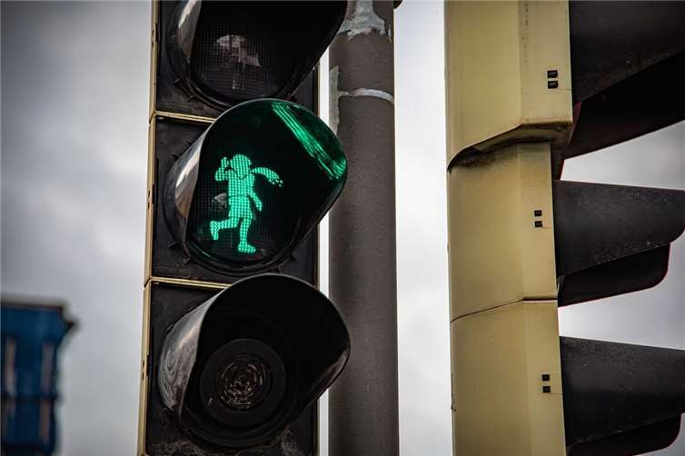 Erstmals wurde eine Fußgängerampel in Koblenz mit einem Wahrzeichen der Stadt, dem Schängel, umgerüstet.