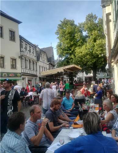 Erstmals wurden Tische und Stühle zu langen Tafeln gestellt.