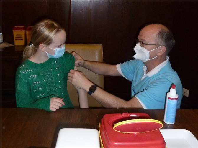 Erstmals wurden in der BDH-Klinik auch Kinder geimpft: Oberarzt Dr. Ulrich Döhner impft ein zehnjähriges Mädchen.