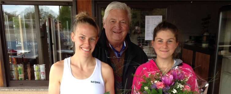 Erstplatzierte Alina Wessel vom RTHC Bayer Leverkusen (li.) und Nadja Meier,Zweitplatzierte vom TC Grün Weiß Niklassee 1925 (Berlin). Foto: Privat