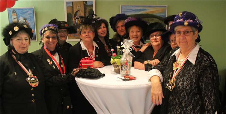 Erstürmten das Rathaus im Handstreich: die Breisiger Möhnen mit immerhin 70 Jahren Kampferfahrung. Fotos: KMI