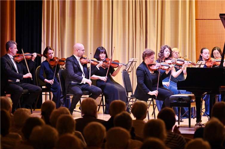 Ervis Gega, die Künstlerische Leiterin der Klassischen Philharmonie Bonn (vorne rechts), übernimmt persönlich den Solopart in Mozarts Violinkonzert Nr. 3.  Foto: Hans-Jürgen Vollrath