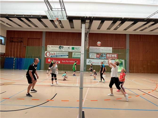 Erwachsene und Kinder waren ernsthaft bei der Sache.