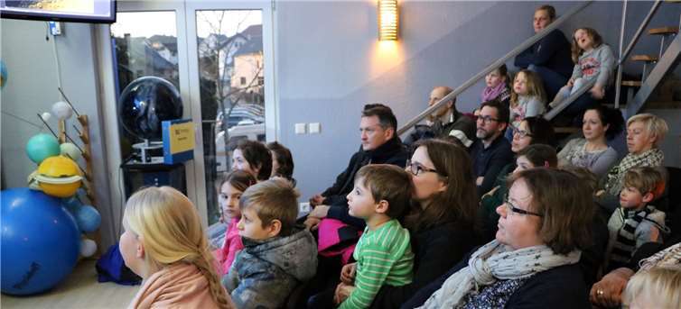 Erwachsene wie auch die Kinder verfolgten überaus interessiert den Ausführungen.
