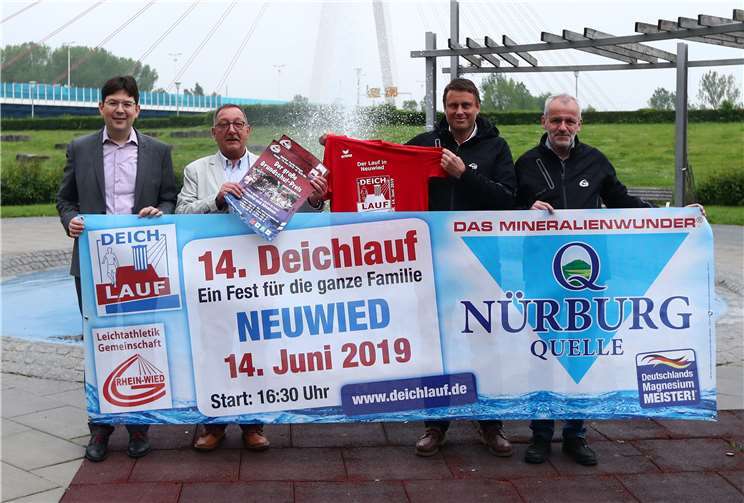 Erwarten am 14. Juni in Neuwied eine viertstellige Zahl an Läufern, (v.l.): Bürgermeister Michael Mang, Hans-Peter Schmitz, Leiter des Schul- und Sportamtes, Alexander Merl, Vorsitzender, und Edi Kaul, Stellvertretender Vorsitzender des DJK Neuwieder LC, einem der Stammvereine der LG Rhein-Wied.Foto: privat