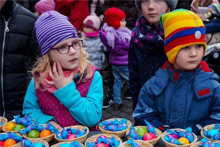 Erwartungsvoll blickten die Kinder auf die bunten Osternester, die sie bald geschenkt bekommen sollten.