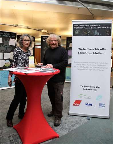 Erwartungsvoll waren Hildegard Luttenberger (gewoNR e.V) und Rüdiger Hof (VdK) nach dem Aufbau. Quelle: gewoNR e.V.