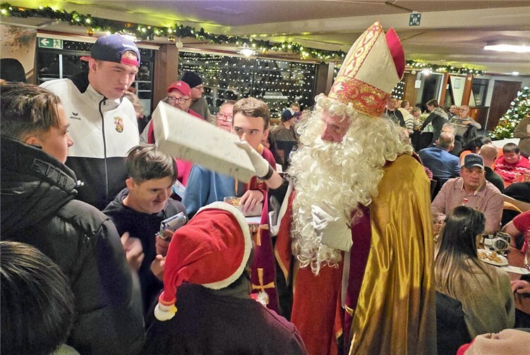 Erwartungsvolle Augen der Kleinen schauten auf einen großen Sack, den er bei sich hatte. Ob er wohl Geschenke mitgebracht hat? Foto: privat